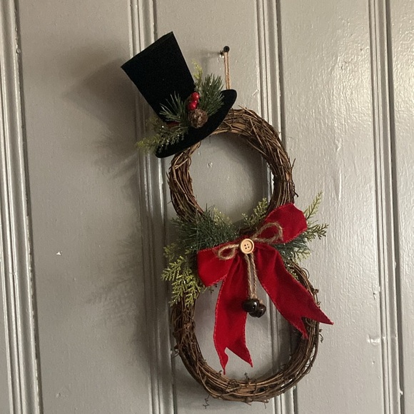 NWT- Beautiful Snowman Wreath Decoration w/ 🎩 Red Velvet Bow & Jingle Bells - Picture 10 of 17
